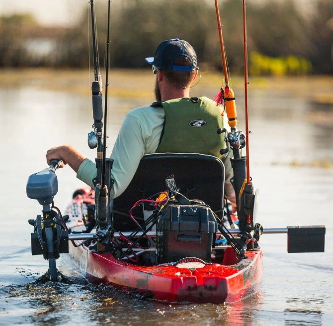 Trolling motors mounted to the side will be easier to lift out of the water when fighting a fish, but can cause your kayak to be off balance when in motion.
